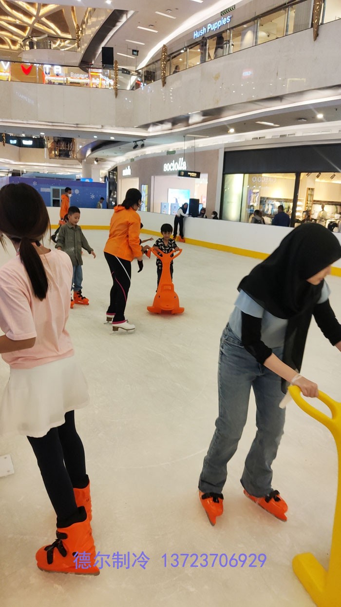 兒童們?cè)诖笕伺惆橄禄? style=